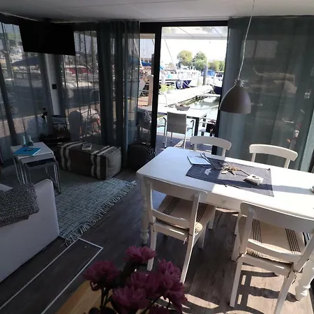 船上ホテル Havenkoje *